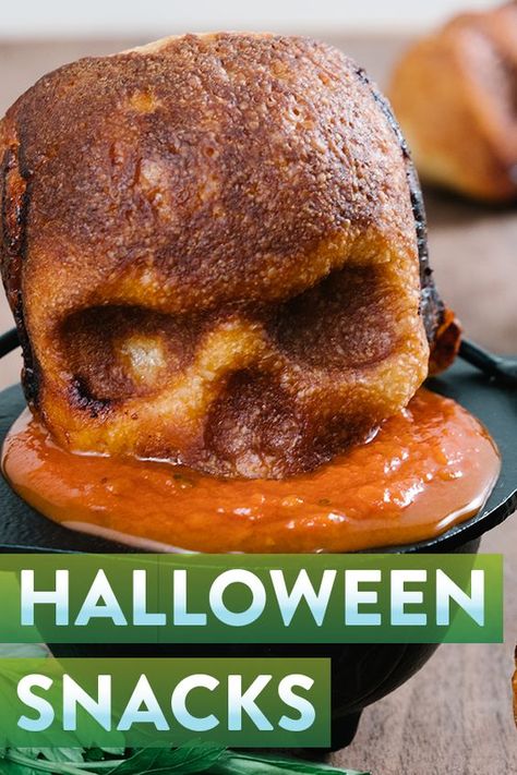 Halloween Recipes For Party, Halloween Snacks Savory, Skull Pan Recipes, Halloween Savory Snacks, Halloween Savory Food, Halloween Themed Food For Party, Halloween Healthy Snacks, Creepy Appetizers, Savory Halloween Snacks