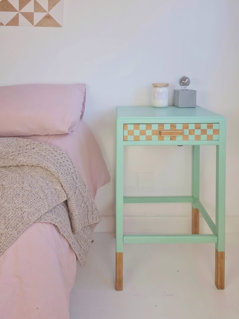 Checkered mint wooden table Mint Table, Checkered Table, Furniture Painting Tutorial, Easy Diy Furniture, Diy Furniture Flip, Furniture Flip, Diy Furniture Easy, Upcycled Home Decor, Furniture Painting