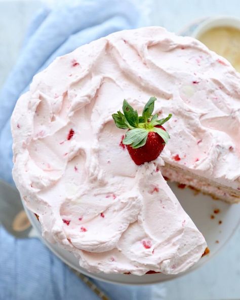 This beautiful and tasty Keto Strawberry Mousse Cake is going to make all of your spring-loving Keto dessert dreams come true!  Easy to make and a feast for the eyes, with minimal fuss and no fancy decorating skills required! Low carb and gluten free too! Keto Strawberry Cake, Desserts Mousse, Strawberry Mousse Cake, Bake Sweets, Strawberry Things, Keto Cakes, Pudding Chia, Baked Desserts, Mousse Cake Recipe