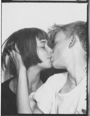 teenage love People Kissing, Vintage Photo Booths, Photobooth Pictures, Photos Booth, Love Kiss, Vintage Magazine, Two People, Vintage Photographs, Vintage Photography