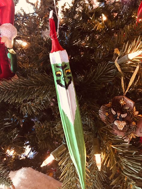 An old okra pod that I painted into Mr. Grinch!!! Grinch Okra Ornament, Painted Okra Ornaments, Dried Okra Decorations, Okra Ornaments Handmade, Dried Okra Ornaments, Okra Painting, Okra Ornaments, Okra Crafts, Environmental Crafts