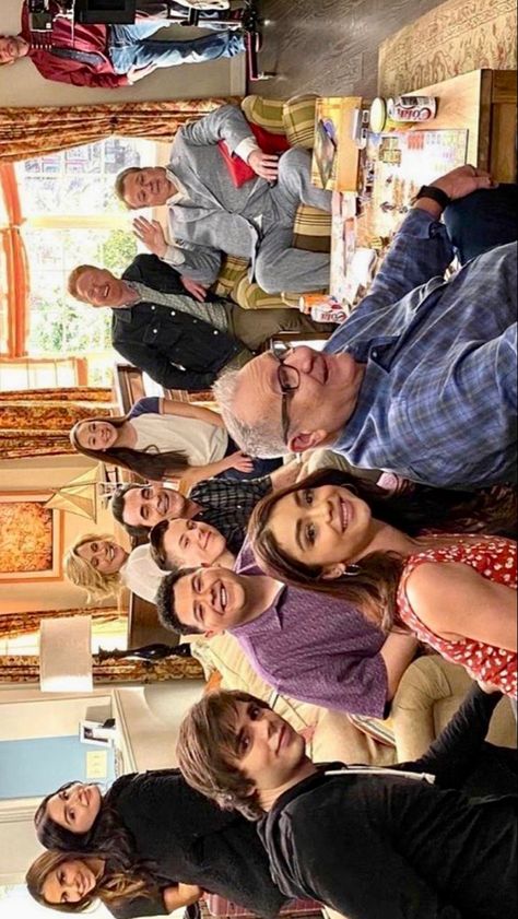 Modern Family Cast Photos, Modern Family Wallpaper Aesthetic, Wallpaper Modern Family, Modern Family Photo Wall, Modern Family Wallpaper, Family Photos Aesthetic, Modern Family Aesthetic, Cast Modern Family, Modern Family Cast