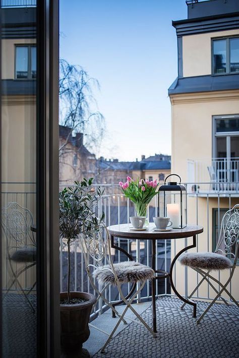 Coffee Terrace, Balcony Hanging Plants, Balcony Patio Ideas, Table D Hote, Balcony Table And Chairs, Balcony Planters, Apartment Exterior, Apartment Chic, Balcony Plants