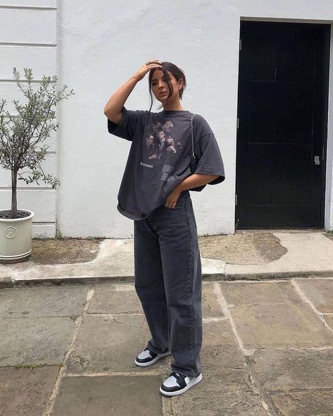 Oversized Shirt Outfit, Rok Midi, Oversize Tshirt Outfits, Sandal Tali, Oversize Outfit, Outfit Oversize, Skater Girl Outfits, Oversized Outfit, Tomboy Style Outfits