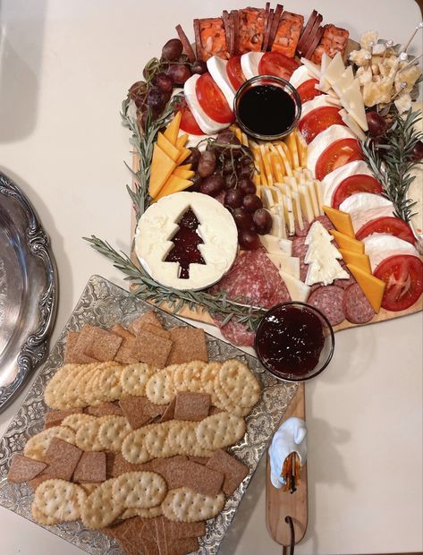 candy cane charcuterie board christmas brie caprese crackers salami cheese Candy Cane Meat And Cheese Tray, Candy Cane Appetizer Board, Candy Cane Bruschetta, Candy Cane Charcuterie Board, Candy Cane Caprese Board, Christmas Tree Caprese Board, Candy Board, Christmas Apps, Holiday Cooking