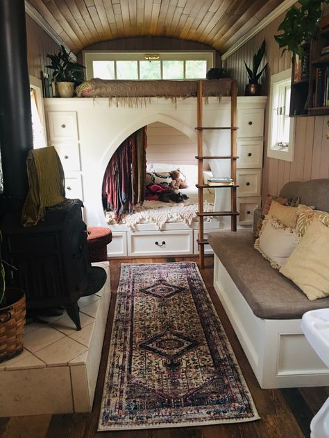 Beautiful bohemian tiny house Tiny House Cozy Interior, Diy Bed Small Room, Bohemian Tiny House Decor, One Room Cabin Interior Tiny House, Cozy Tiny Home Aesthetic, Caravan Home Tiny Houses, Tiny House Roof Styles, Tiny House Bohemian, Tiny House Inspiration Loft