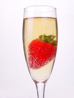 Strawberries and Champagne - no better aphrodisiac #YourMasque Sparkling Wine Cocktail Recipes, Sparkling Wine Cocktails, Wine Cocktail Recipes, Champagne Recipes Cocktails, Champagne Drinks, Champagne Brunch, Dog Wine, Strawberry Champagne, Champagne Cocktail