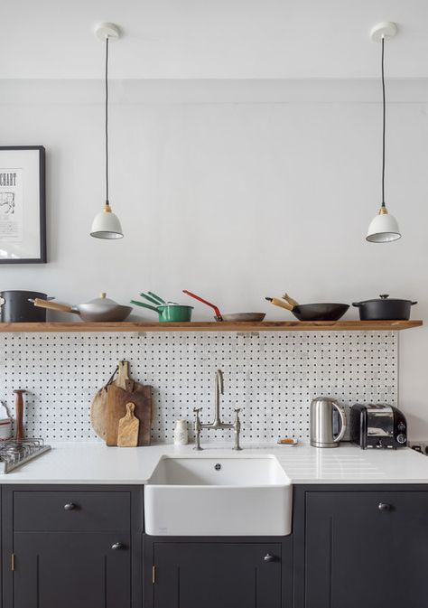 pegboard backsplash Pegboard Backsplash, Kitchen Cabinets Open, Pegboard Kitchen, No Upper Cabinets, Kitchen Cabinet Shelves, Upper Kitchen Cabinets, Mad About The House, London Kitchen, Space Saving Kitchen