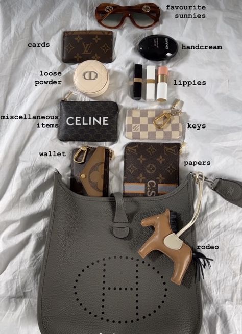 College Bag Essentials, Purse Essentials List, Bag Spill, Wallet Essentials, Wallet Aesthetic, Celine Purse, Tote Bags For College, What's In My Purse, Carry On Tote