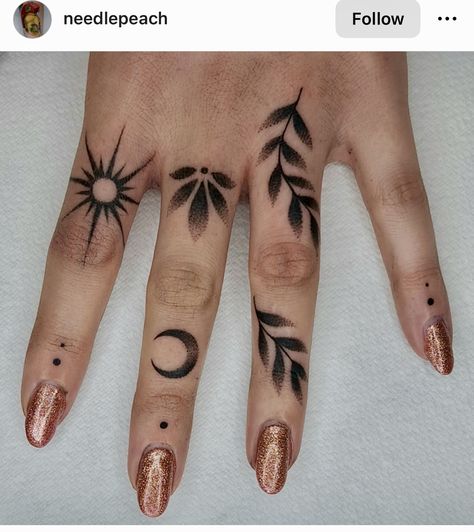 Wildflower Finger Tattoo, Elegant Finger Tattoos, Find Someone Who Grows Flowers Tattoo, Griffon Tattoo, Tatuaje Studio Ghibli, Tattoo Main, Simple Hand Tattoos, Doodling Ideas, Tato Jari