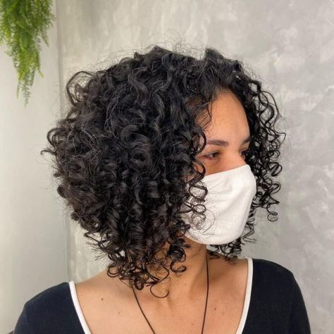 Stacked Bob Haircut Curly Medium, Inverted Curly Bob With Bangs, Curly Angled Bob Medium, Angled Curly Bob, Curly Inverted Bob Hairstyles, Inverted Bob Curly Hair, 3c Haircut, Short Brown Curly Hair, Curly Inverted Bob