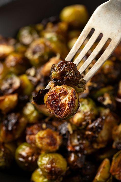 Balsamic Brussels Sprouts with Crispy Bacon – Healthy Habits Blog Steakhouse Brussel Sprouts, Brussel Sprouts Recipes Easy, Longhorn Steakhouse, Sprouts Recipe, Roasted Vegetable Recipes, Roasted Brussel, Sprout Recipes, Brussels Sprouts Recipe, Ninja Foodi