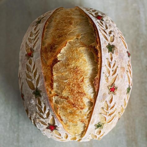 Instagram @3catsandapig sourdough bread Decorative Sourdough Bread, Sourdough Bread Christmas, Sourdough Aesthetic, Artisan Bread Design, Sourdough Designs, Pretty Bread, Fancy Bread, Painted Bread, Bread Scoring