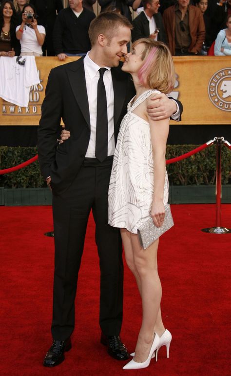 Ryan Gosling and Rachel McAdams Power Couple Goals, Ryan Gosling And Rachel Mcadams, Rachel Mcadams Legs, Holmes Movie, Cute Celebrity Couples, Celebrity Skin, Celebrity Photographers, Hot Stories, Nicholas Sparks