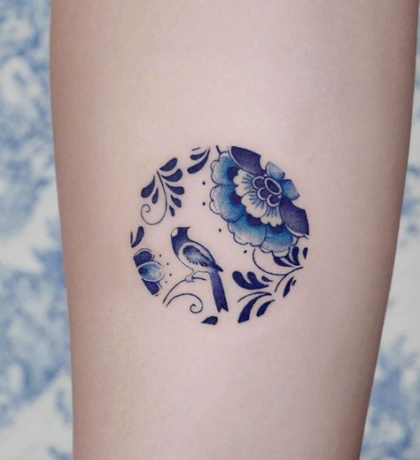 Porcelain Tattoo, Blue Flower Tattoos, Blue Ink Tattoos, Lilac Tattoo, Tulip Tattoo, Blue Tattoo, 1 Tattoo, Tattoo Feminina, Blue And White Porcelain