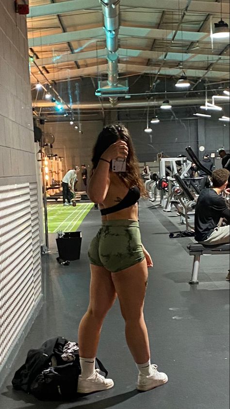 Mirror gym selfie wearing green tyedye scrunch gym shorts and minimal halterneck sports bra with white trainers Leg Day Poses, Glute Pics, Leg Day Pictures, Glute Inspo Pics, Upper Body Poses, Stylish Workout Outfits, Foto Gym, Baddie Gym Outfit, Converse Gym Outfit