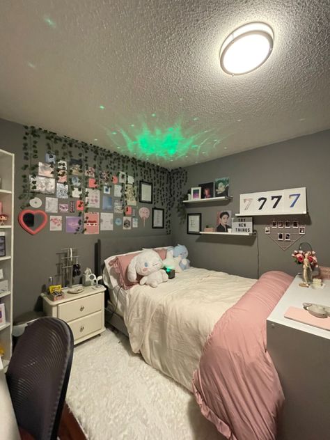 Bedroom Ideas Grey Aesthetic, Grey Pink Room Bedrooms, Grey White Bedroom With Pop Of Color, Room Ideas For Small Rooms Pink, Bed Wall Aesthetic, Room Ideas Aesthetic Grey And Pink, Bedroom Grey Aesthetic, Grey Wall Aesthetic Bedroom, Grey And Pink Room Aesthetic