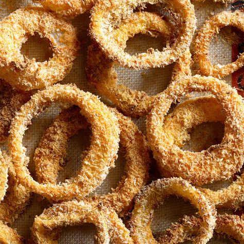 Southern-Style Onion Rings with Chili-Garlic Dipping Sauce | Recipes | WW USA Fried Onion Rings Recipe, Fried Onion Rings, Baked Onion Rings, Onion Rings Recipe, Jeff Mauro, Baked Onions, Bawang Bombay, Oven Fried, Superbowl Snacks