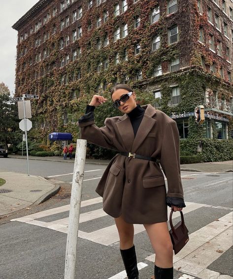 Brown Handbag Outfit, Oversized Brown Blazer, Jacquemus Bag Outfit, Brown Blazer Outfit, Bag Jacquemus, Fashion Winter Outfits, Minimalism Clothes, Winter Fashion Cold, Winter Outfits Snow