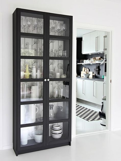 Måla insidan vit! Billy Bookcase With Doors, Billy Ikea, Billy Bookcase Hack, Bookcase With Glass Doors, White Bookshelves, Doors Makeover, Ikea Billy Bookcase, Ikea Billy, Black Cabinet