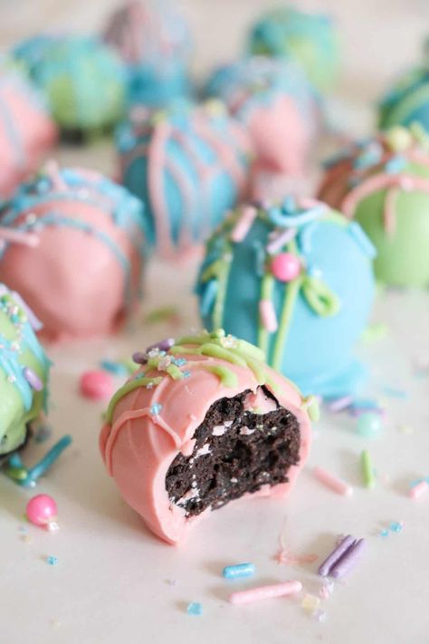 Oreo Ball Easter Eggs, Easter Cake Pops Ideas Easy, Easter Desserts For Party, Easter Oreo Truffles, Oreo Easter Eggs, Easter Egg Oreo Balls, Easter Oreo Balls, Spring Bakery Ideas, Easter Cakepops Ideas