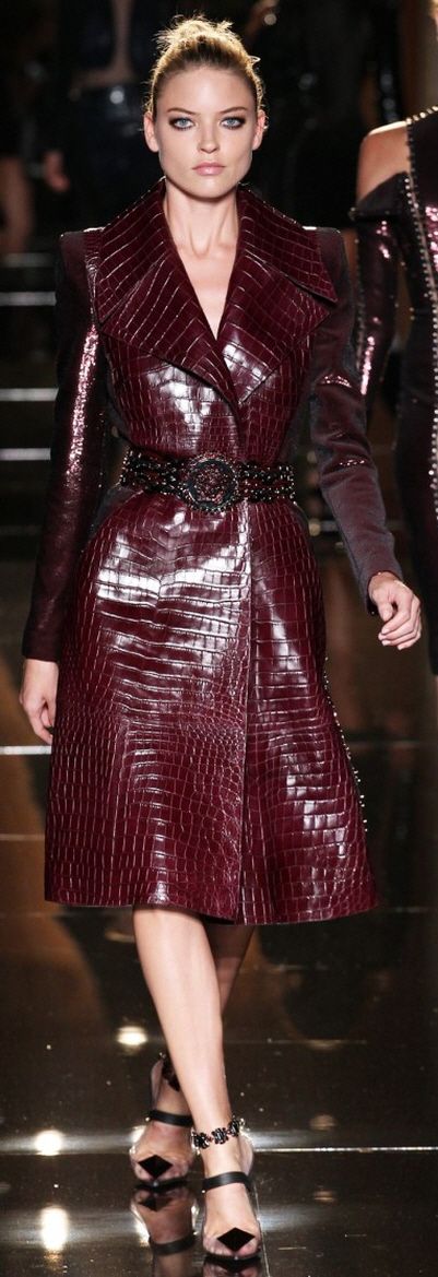 Atelier Versace Fall 2013 Couture Marsala Color, Versace Runway, Shades Of Burgundy, Versace Couture, Model Walks, Atelier Versace, Brown Eyed Girls, Animal Print Fashion, Leather Wear