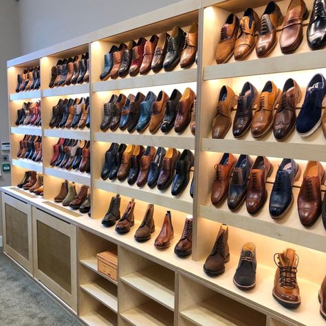 Shoes Shop Design Ideas, Shoes Display Design, Shoe Shop Interior Design, Shoe Store Display, Shoes Showroom, Beautiful Houses Inside, Luxury Clothing Store, Shoe Store Design, Store Shelves Design