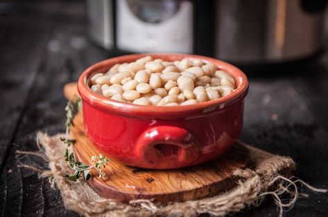 How to Cook Dried Black Beans in a Slow Cooker. You don't have to soak beans overnight with this method! The easiest way to cook dried beans! Cooking Ham In Crockpot, Cook Dried Beans, Cook Ham, Cooking Meme, Cooking Pork Roast, Actifry Recipes, Beans In Crockpot, Slow Cooker Beans, Navy Beans