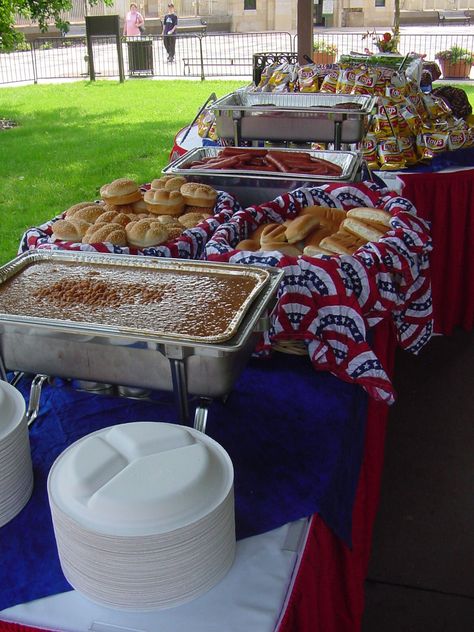 Family Reunion Picnic Table Ramadhan Buffet, Family Picnic Foods, Family Reunion Food, Outdoor Buffet, Church Picnic, Gourmet Hot Dogs, Barbeque Chicken, Diy Bbq, Grill Time