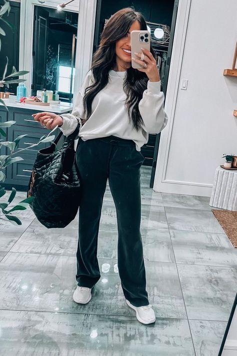 Cozy Travel Outfit, Comfy Outfits For Traveling, Cozy Travel, Outfit Travel, Outfit For Travel, Comfy Outfit, Inspo Outfit, High Rise Pants, Designer Bag