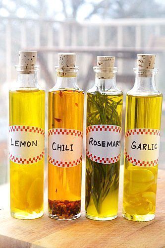 Infused Oils Recipes, Gift Treats, Joululahjat Diy, Herbs Garden, Infused Oil, Rosemary Garlic, Infused Olive Oil, Olive Oils, Flavored Oils