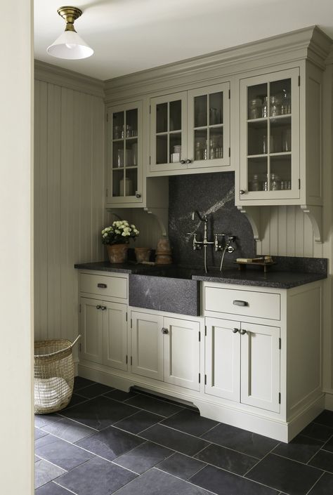 Cabinets With Handles, Oak Bench Seat, White Modern Kitchen Ideas, Kitchen Gray, Modern Pantry, Gray Counter, Beverage Station, Colonial Kitchen, Mediterranean Kitchen