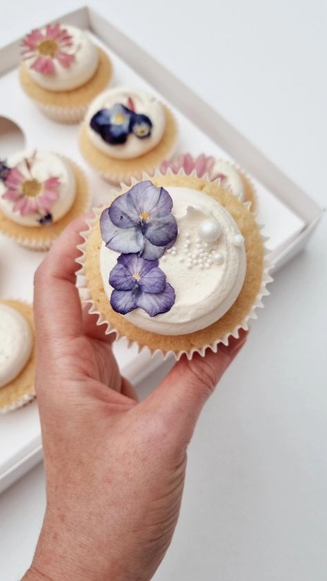 Simple Elegant Cupcakes, Cupcakes With Edible Flowers, Floral Wedding Cupcakes, Orchid Cupcakes, Mini Cupcakes Wedding, Birthday Cupcakes Aesthetic, Garden Party Cupcakes, Wildflower Cupcakes, Aesthetic Cupcakes