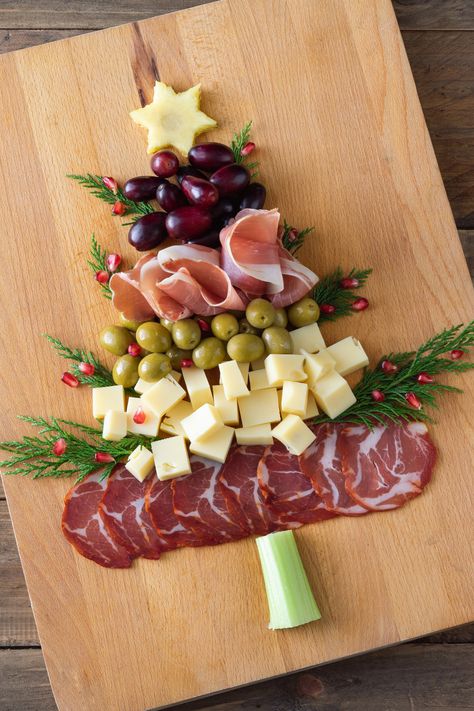 These Christmas Charcuterie Boards are the perfect fun and festive appetizers for your holiday parties and family gatherings. Hot Chocolate Toppings, Christmas Charcuterie Board, Beautiful Cheese Board, Christmas Charcuterie, Charcuterie Board Ideas, Christmas Cheese, Festive Appetizers, Delicious Hot Chocolate, Charcuterie Inspiration