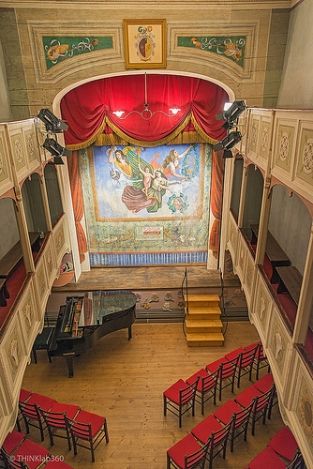 World's smallest theater in Italy Historic Theater, Theater Architecture, Public Theater, Theatre Interior, Theatre Wedding, Small Theatre, A Night At The Opera, Theatre Stage, Theatre Design