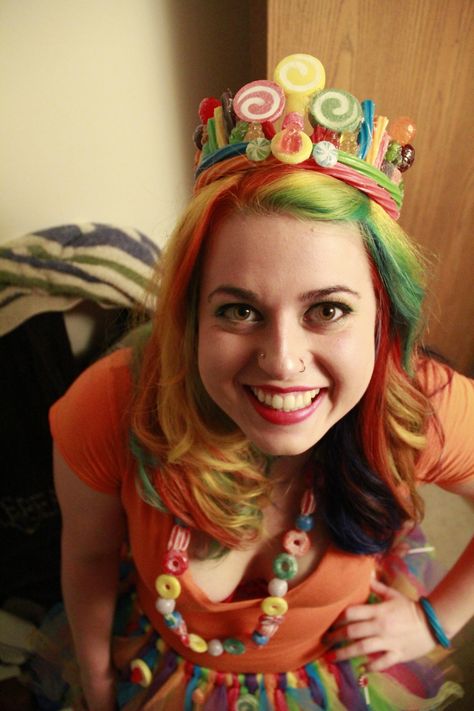 My rainbow hair & candy queen Halloween costume. Candyland Costume, Candy Crown, Candy Princess, Candy Queen, Queen Halloween Costumes, Candy Costumes, Black Halloween Dress, Burlesque Costumes, Diy Kostüm