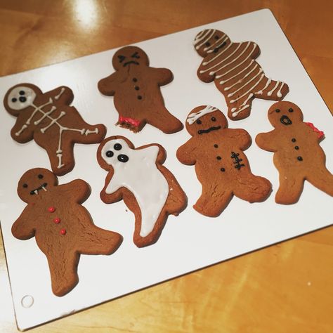 Halloween Gingerbread Men 🎃👻 Ginger Bread Men, Halloween Gingerbread, Bread Man, Manly Decor, Men Halloween, Gingerbread Men, Gingerbread Man, Gingerbread Cookies, Gingerbread