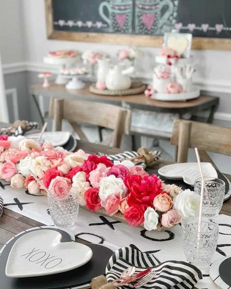 Dessert Saint Valentin, Valentines Day Tablescapes, Simple Table Decorations, Saint Valentin Diy, Valentines Bricolage, Valentine Table Decorations, Valentine's Day Decorations, Valentinstag Party, Diy Valentine's Day Decorations