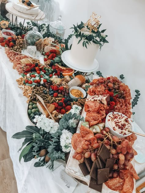 Table Food Ideas, Wedding Charcuterie Table, Wedding Charcuterie, Charcuterie Table, Holiday Charcuterie, Boards Charcuterie, Decoration Buffet, Charcuterie Inspiration, Grazing Table