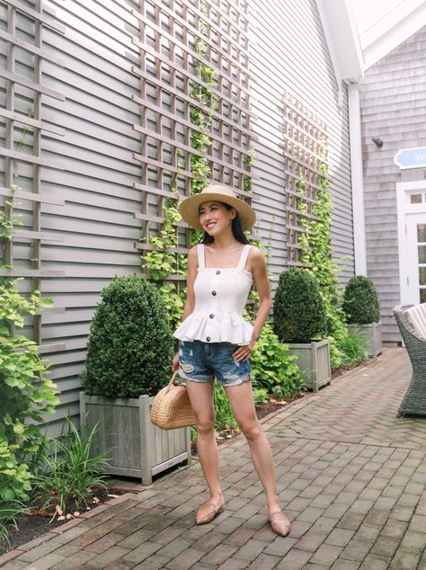 Peplum Top And Shorts Outfit, Outfit Petite Women, Linen Top Outfit, Peplum Top And Shorts, Outfit Petite, White Peplum Top, Woven Mules, White Peplum Tops, Simple Style Outfits