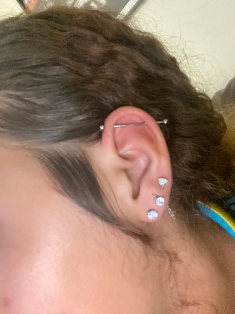 3 Pricing Ear, Industrial On Small Ear, Industrial Piercing With Other Piercings, Percinings Ear Ideas Industrial, Triple Lobe Piercing, Three Ear Piercings, Ear Bar, Pretty Ear Piercings, Cute Ear Piercings