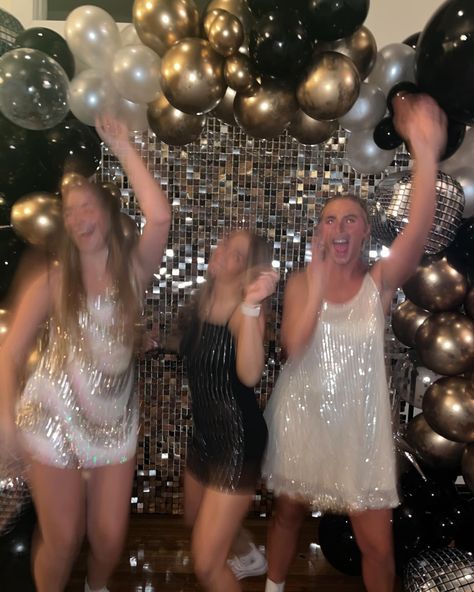 feelin’ so gatsby Great Gatsby New Years Eve Party, The Great Gatsby Party Theme, 1920s Birthday Party, Glitz And Glam Birthday Party, Gold And Silver Party, Great Gatsby Aesthetic, Glitz And Glam Party, Disco Glam Party, Nye Fits