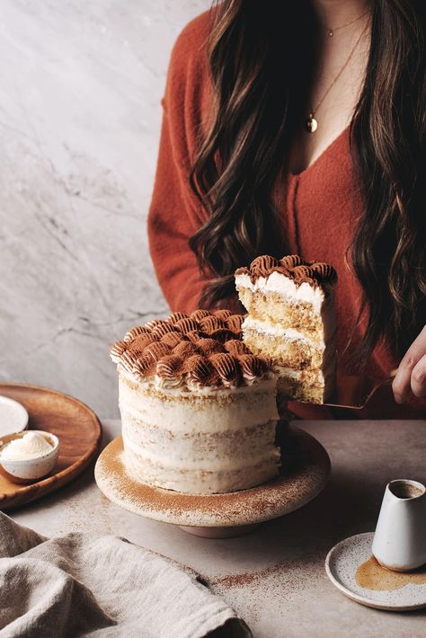 Tiramisu inspired flavours in this layer cake with soft genoise sponge cake layers soaked in espresso and creamy mascarpone frosting #tiramisu #layercake #cake | teakandthyme.com Genoise Sponge Cake, Matcha Cream Puff, Genoise Sponge, Mascarpone Frosting, Chai Recipe, Cake Chocolat, Cake Layers, Tiramisu Cake, Winter Cake