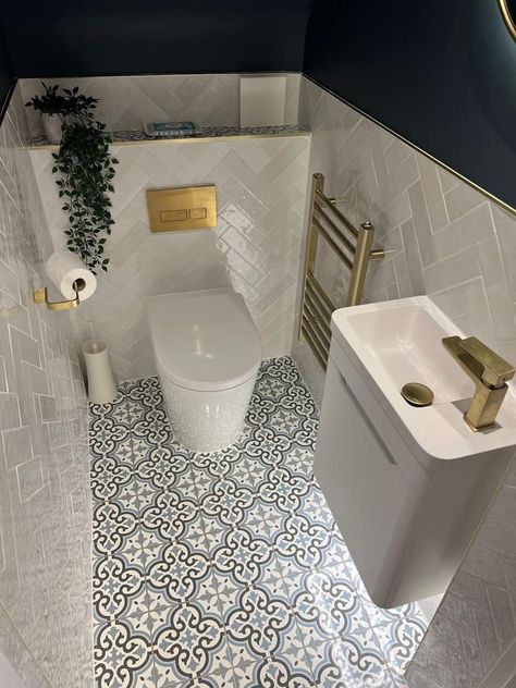 Tiny Ensuite Shower Room, Small En Suite Ideas, En Suite Ideas, Tiny Ensuite Ideas, Small En Suite, Tiny Ensuite, Ensuite Ideas, Toilet Ideas, Suite Ideas