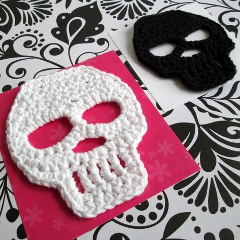 Ravelry: SKULLS!! by Robin Brzozowski Crochet Skull Patterns, Motif Kait, Crochet Skull, Holiday Crochet, Crochet Applique, Yarn Projects, Alpha Pattern, Crochet Hat, Crochet Accessories