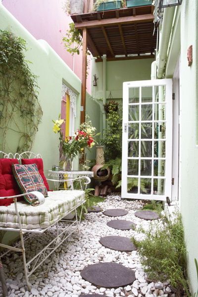 Garden Seating Area, Narrow Garden, Backyard Seating Area, Vintage Patio, Small Courtyard Gardens, Courtyard Gardens Design, Backyard Seating, Small Courtyards, Side Garden