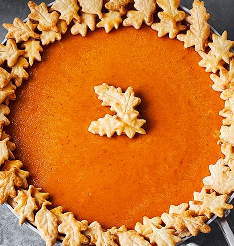 Pie Crust Leaves, Can Pumpkin Puree, Pumpkin Pie Crust, Pie Crust Art, Beautiful Pie Crusts, Decorative Pie Crust, Meal Prep Easy, Can Pumpkin, Pie Decoration