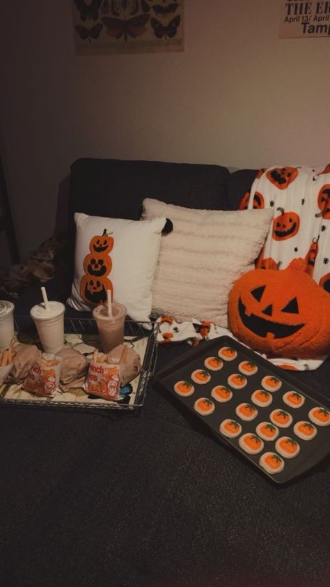 #halloween #fall #girlsnight #college #autumn #spookyseason #gilmoregirls #movienight #aesthetic #falldecor Cute Fall Girls Night, Fall Girls Night Aesthetic, Autumn College Aesthetic, Fall Movie Night Aesthetic, Fall Sleepover Ideas, Fall Hangout, Fall Girls Night, Spooky Sleepover, Halloween Girls Night