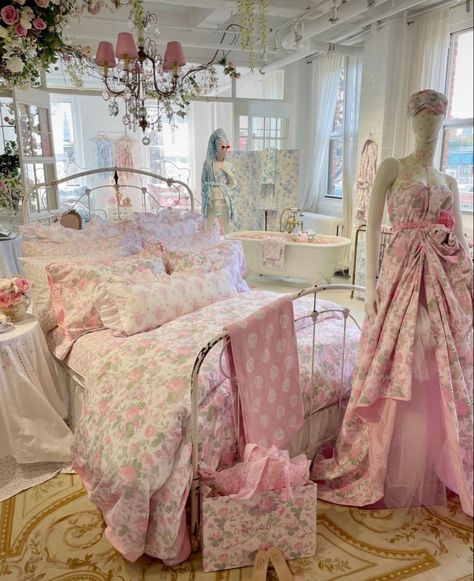 Love Shack Fancy Bedroom, Fancy Bedroom, Tout Rose, Floral Room, Love Shack Fancy, Pinterest Room Decor, Shabby Chic Bedrooms, Dream Room Inspiration, Beautiful Bedding