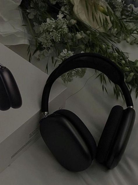 Headphones For Iphone, Apple Headphone, Romantic Book Quotes, Iphone Obsession, Airpods Max, All Iphones, Wired Headphones, Buy Apple, Rose Blackpink